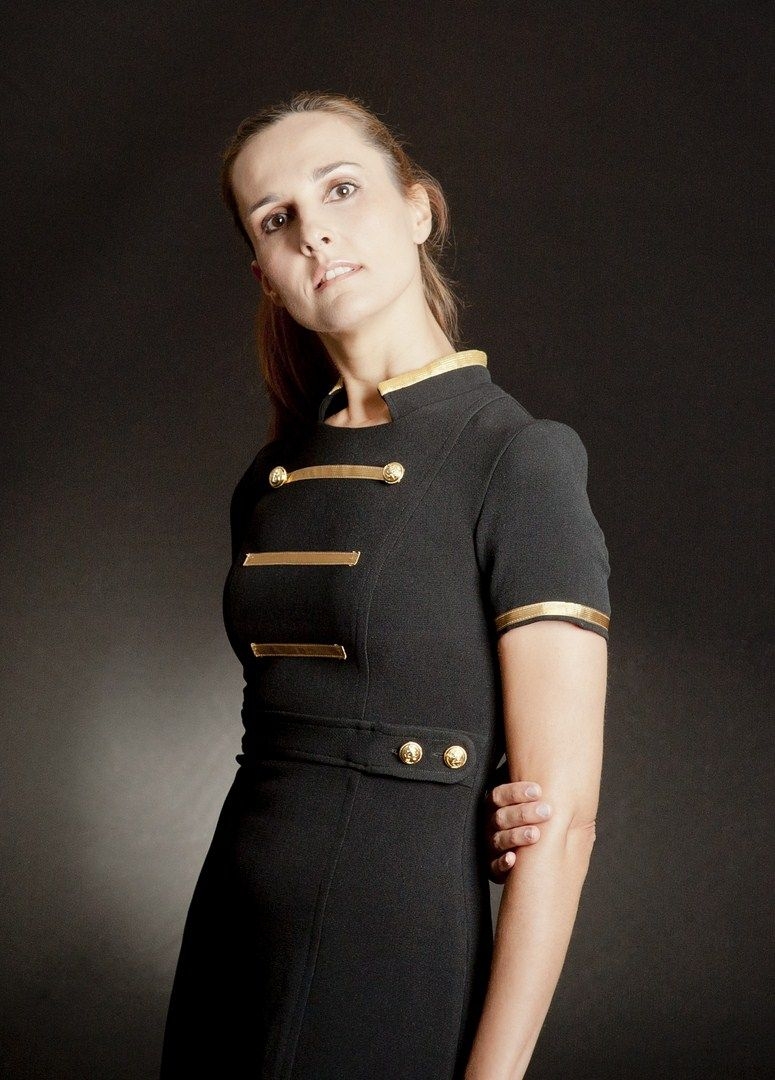 vestido militar negro dorado